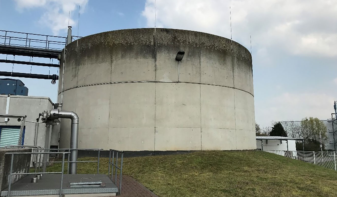 Ein Kläranlagen Tagesausgleichbehälter von außen